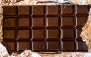 Chocolat de Couverture (Compound) de PMF : Le Choix Idéal pour Produire des Pâtisseries et Confiseries de Qualité