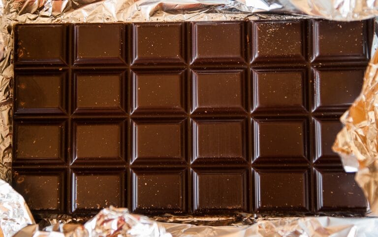 Chocolat de Couverture (Compound) de PMF : Le Choix Idéal pour Produire des Pâtisseries et Confiseries de Qualité