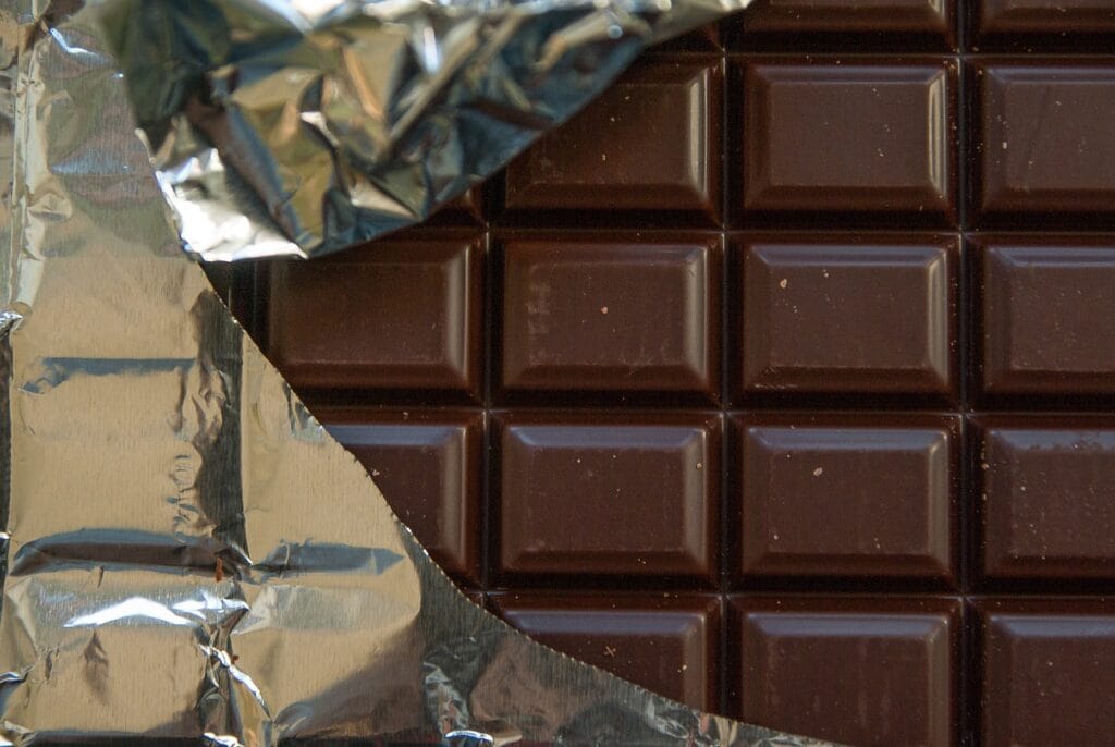 Chocolat de Couverture (Compound) de PMF : Le Choix Idéal pour Produire des Pâtisseries et Confiseries de Qualité