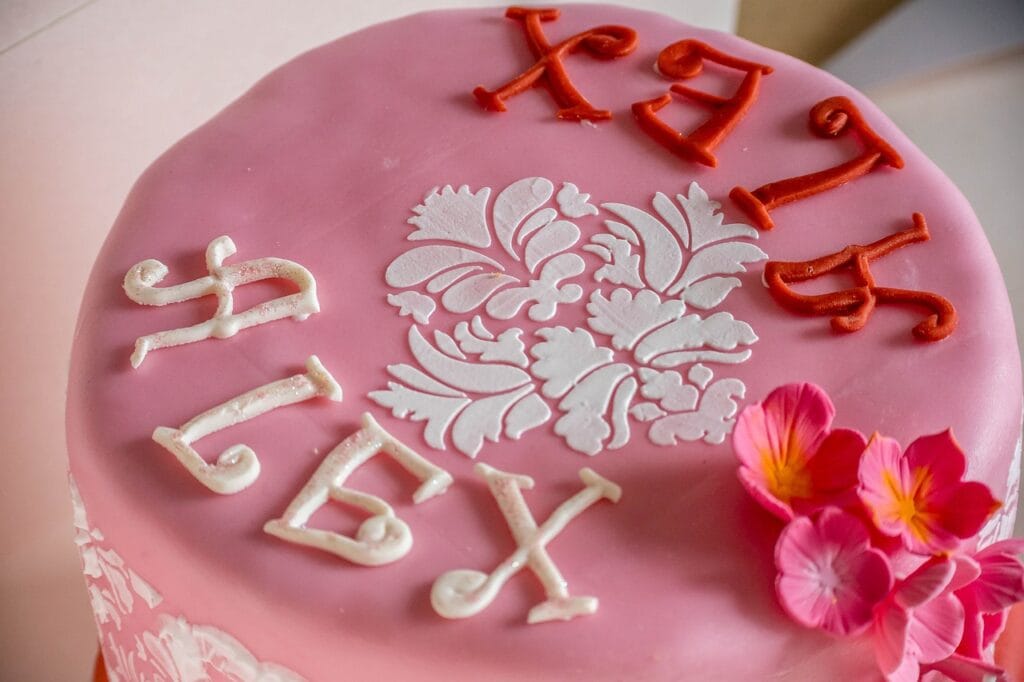 The Benefits of Using PMF Fondant for Cake and Dessert Decoration